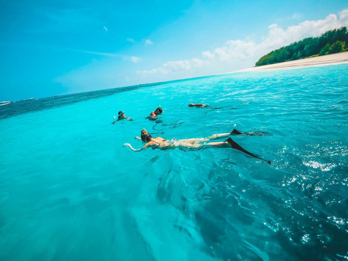 Zanzibella Hotel & Spa キウェンワ エクステリア 写真 Snorkeling in the Maldives