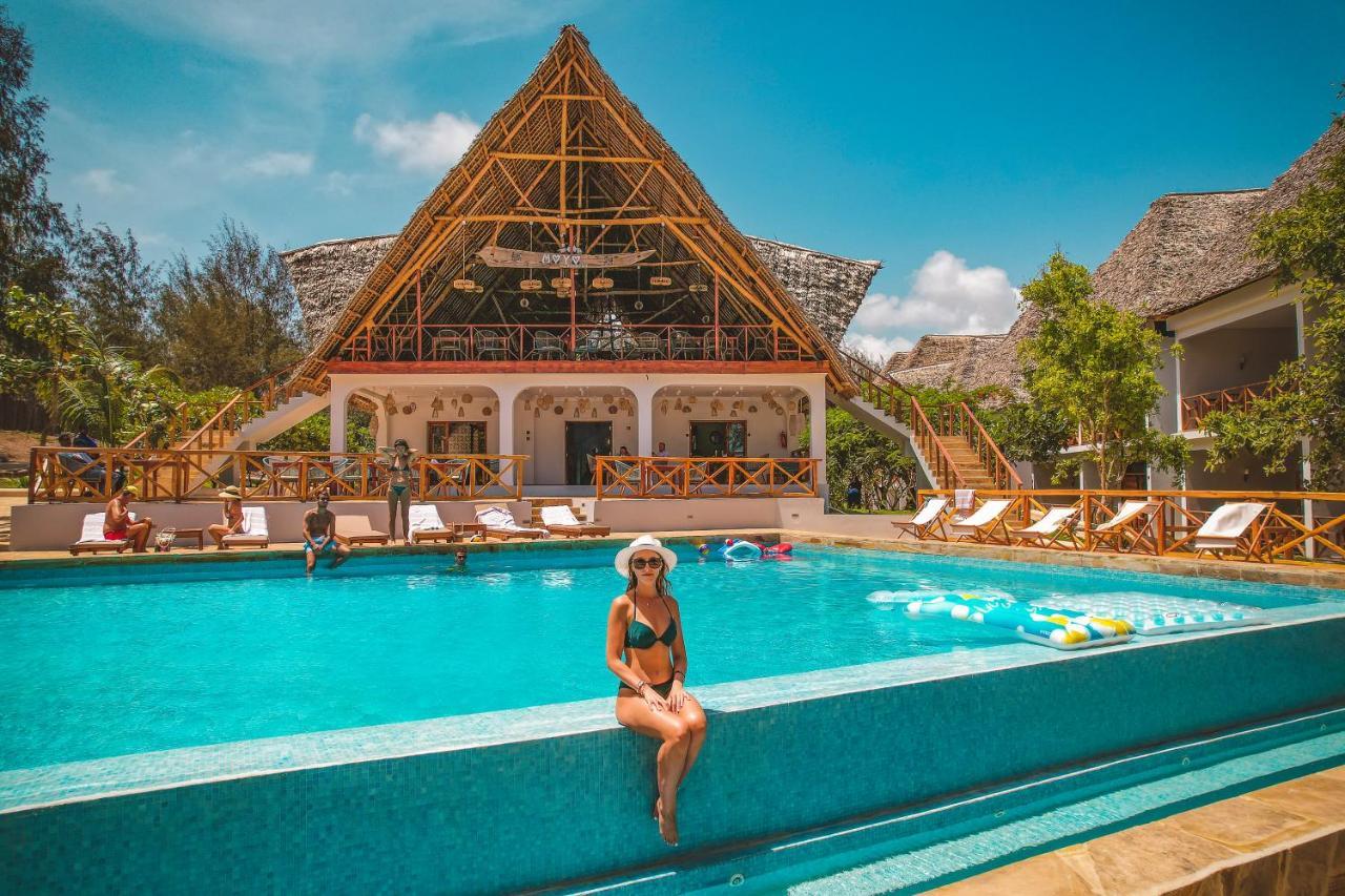 Zanzibella Hotel & Spa キウェンワ エクステリア 写真 The swimming pool at the resort