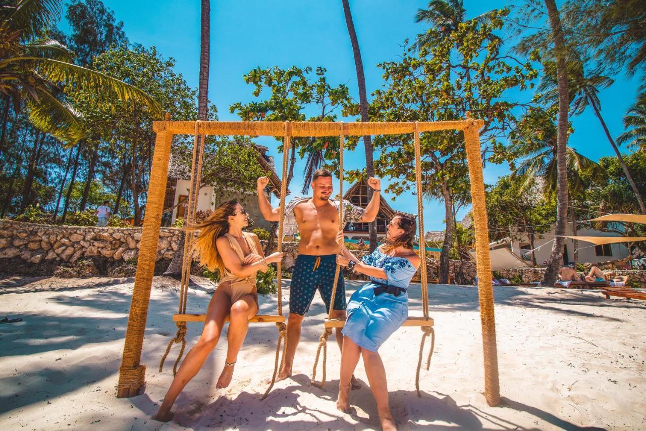Zanzibella Hotel & Spa キウェンワ エクステリア 写真 Swinging at the beach