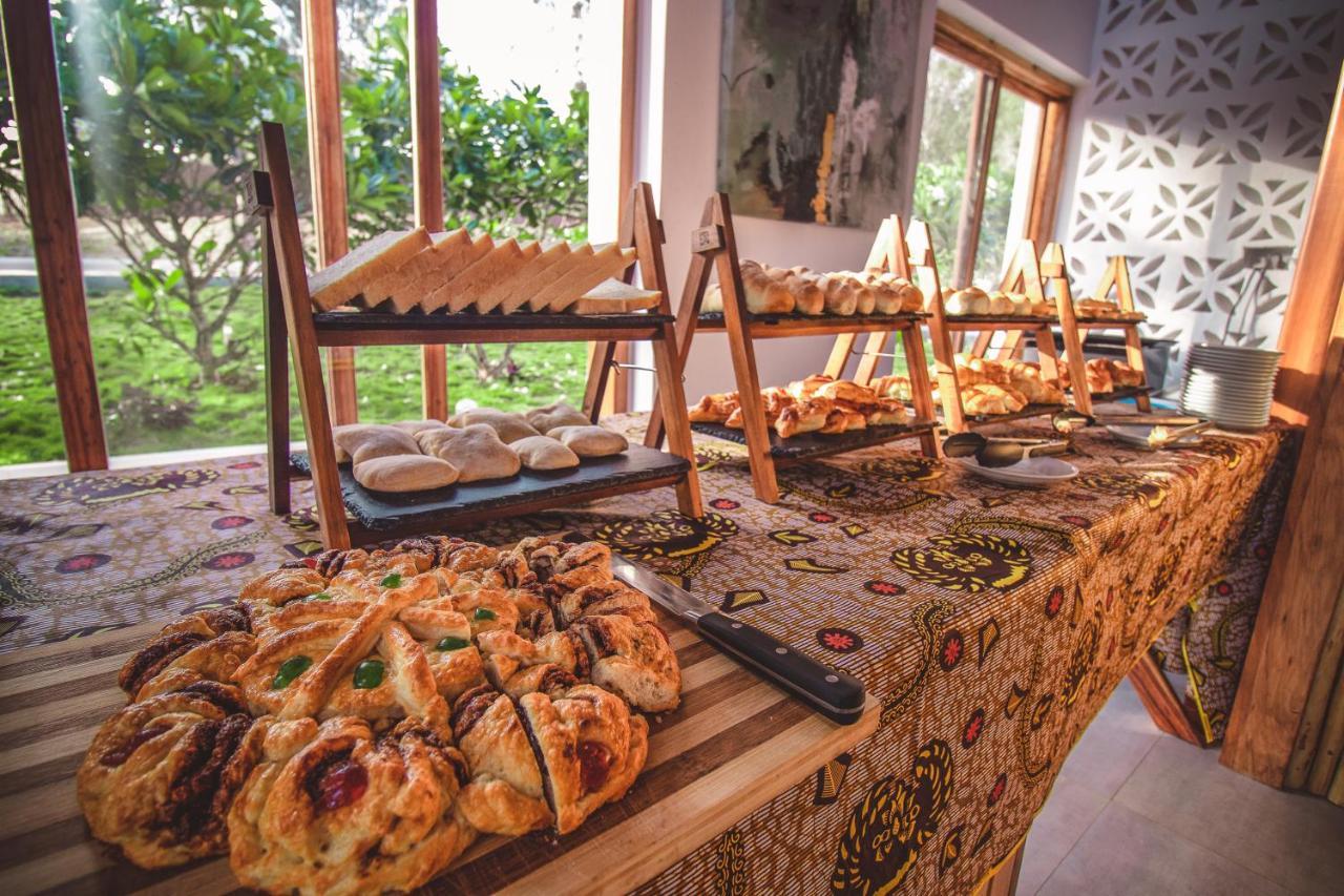 Zanzibella Hotel & Spa キウェンワ エクステリア 写真 A selection of pastries at a buffet