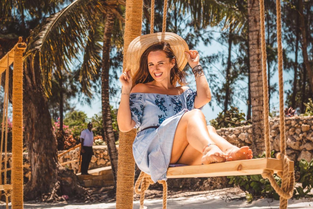 Zanzibella Hotel & Spa キウェンワ エクステリア 写真 A woman on a swing