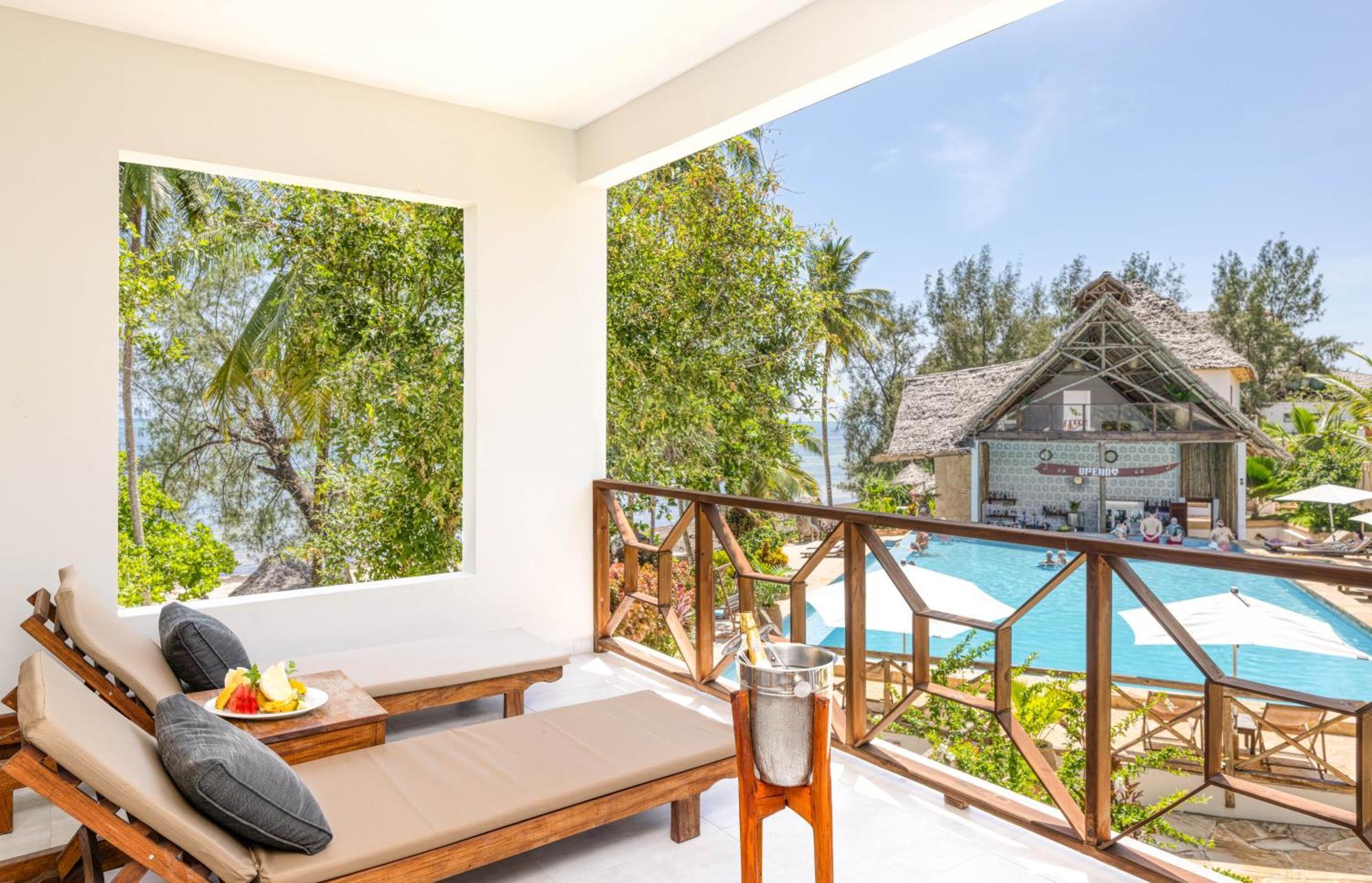 Zanzibella Hotel & Spa キウェンワ エクステリア 写真 The swimming pool at the hotel