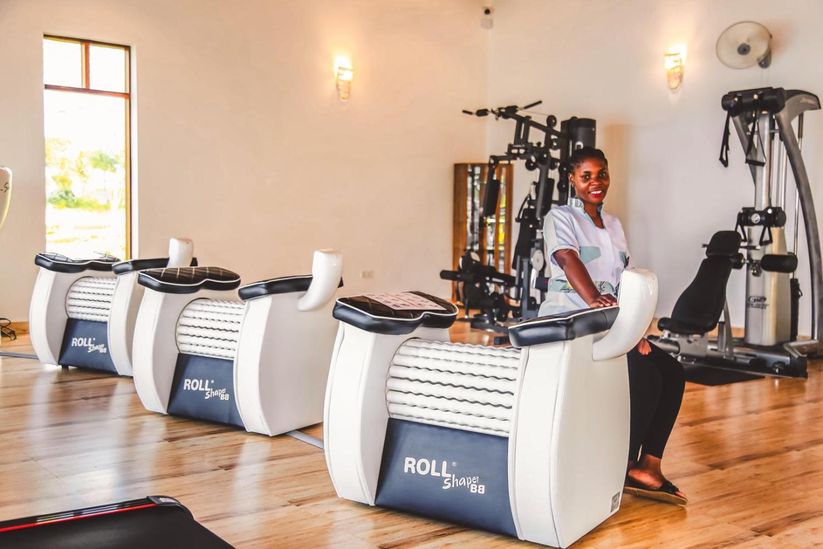 Zanzibella Hotel & Spa キウェンワ エクステリア 写真 A woman using a massage bed