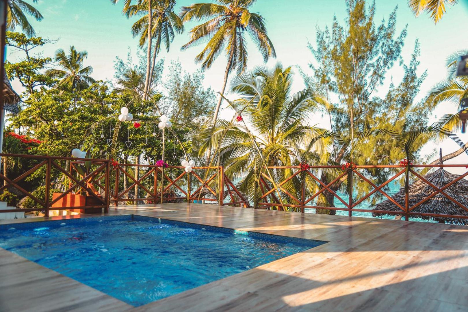 Zanzibella Hotel & Spa キウェンワ エクステリア 写真 The swimming pool at the hotel