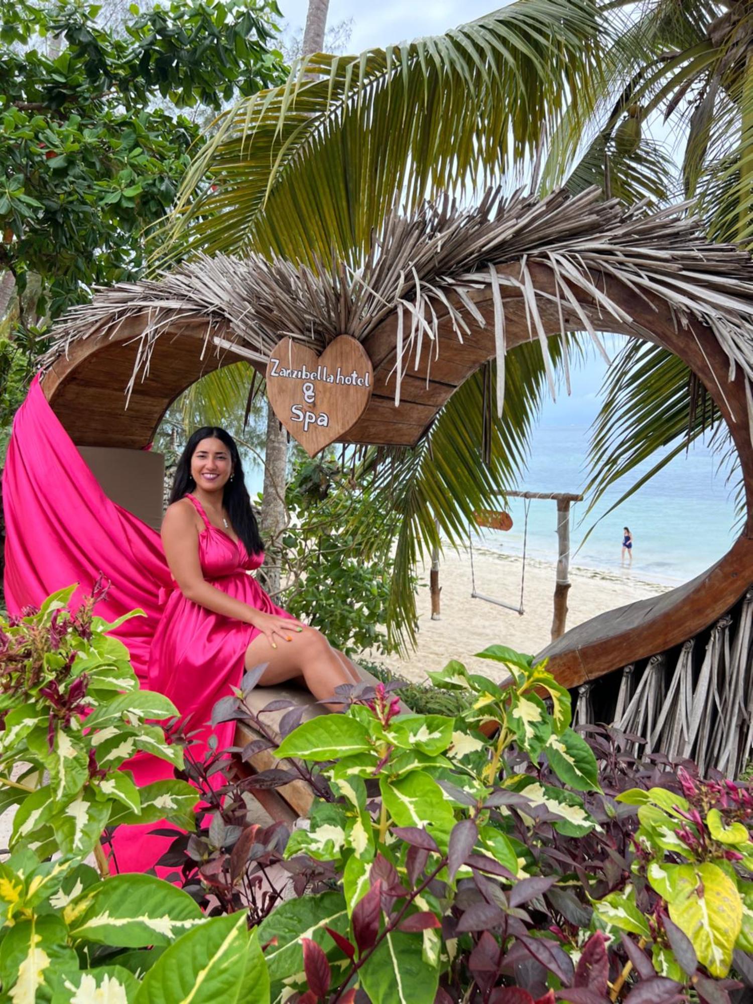 Zanzibella Hotel & Spa キウェンワ エクステリア 写真 A tourist at the beach